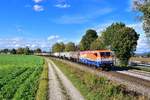 185 685 mit einem Kesselzug am 08.10.2020 bei Langenisarhofen.