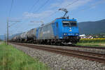 WRS Widmer Rail Services AG.
185 536-0 mit einem Kesselwagenzug zwischen Bettlach und Selzach auf der Fahrt in Richtung Solothurn am 11. August 2021.
Foto: Walter Ruetsch