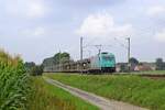 Alpha Trains Belgium 185 613, vermietet an Crossrail Benelux, mit leerem Autotransportzug in Richtung Löhne (bei Melle, 21.08.2021).