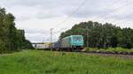 Alpha Trains Belgium 185 607, vermietet an LTE, mit Rungenwagenzug in Richtung Osnabrck (Diepholz-Graftlage, 25.08.2021).