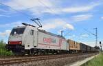 Bei Gubberath gen Rheydt fahrend ist die 185 579-0 von Crossrail samt einem Containerzug abgelichtet worden am 6.7.2014