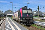 Akiem (SNCF) 185 552-7 steht in Karlsruhe Hbf und wartet auf ihren nächsten Einsatz in der Nacht am NJ nach Paris.