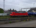 RHC - 91 80 6 185 586-5 mit Güterzug im Regen unterwegs in Pratteln am 02.04.2024 ..