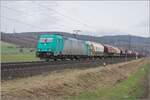185 618-6 fährt mit einem Schüttgut-Zug in Richtung Fulda gesehen am 21.02.2024 bei Reilos.