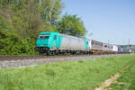 185 617-8 mit einem Aufliegerzug bei Himmelstadt am 30.04.2024.