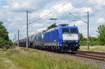 185 501 der BRLL schleppte für die HSL am 18.06.24 einen Kesselwagenzug durch Greppin Richtung Bitterfeld. Als Wagenlok lief der HSL-Nightrider 185 601 mit.