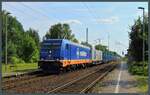 185 419-9 von Raildox zieht am 03.08.2024 einen langen Containerzug durch den Bahnhof Medewitz.