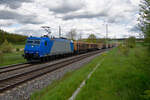 185 509 ATLU mit einem Holzzug bei Lehrberg Richtung Ansbach, 22.05.2021