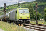 185 605-3 ist mit einem Kesselzug in Richtung Würzburg/M. unterwegs,gesehen am 17.07.2024 bei Thüngersheim.