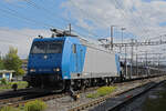 Lok 185 525-3 durchfährt am 24.09.2024 den Bahnhof Pratteln.