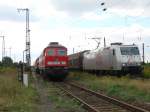 232 259-2 und 232 519-9, daneben fhrt 185 537-8 von TXL vorbei am 23.08.2008 in Grokorbetha