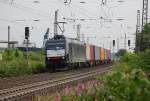 185 553 (MRCE,Locon) am 1.7.2009 mit einem Containerzug durch Nordstemmen