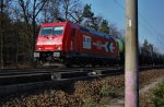 Die 185 587-3 (HGK 2055) mit Kesselwagen am 04.04.2009 Richtung Wustermark/Berlin kurz hinter Rathenow.