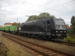 185 547-7 der MRCE die von der PRESS gemietet wurde fhrt am 12.9.2010 mit ihrem Leeren Holzzug aus Wismar wieder los