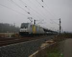 Ein bisschen sonnen-gelb im grau brachte am 18.02.2011 die 185 681-4 mit eine Autozug in Richtung Sden. Hier bei der Nordeinfahrt nach Eschwege.