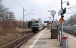 Am Nachmittag des 5.3.2011 kommt die MRCE-Lok 185 566-8 mit einem Gterzug durch den Haltepunkt Hochneukirchen gefahren.