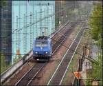 Blaue Lok - 

allein unterwegs auf dem Neckartalviadukt zwischen Stuttgart-Münster und Bad Cannstatt (185 521-2). 

13.04.2011 (J)