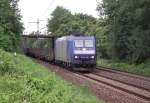 185 CL 008 ist am 9. Juli 2011 mit einem Flachwagenzug bei Ahlten Richtung Lehrte unterwegs.