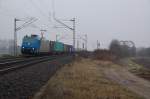 185 515-4 mit sehr schwach ausgelastetem aber auf der richtigen Zugseite beladenem Containerzug hinter der Leinebrcke bei Nordstemmen, 29.01.2012.