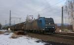 Die blau-silberne (wobei letztere Farbe nur noch erahnt werden kann) 185 514-7 mit H-Wagenzug in Fahrtrichtung Sden. Aufgenommen am 12.02.2012 am B Eltmannshausen/Oberhone.