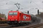 HGK 185 606 (HGK 2064) am 10.4.12 mit einem Kesselzug bei der Durchfahrt durch Duisburg-Entenfang.