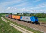185 513 war am 10.05.2012 mit einem Containerzug  in der Ortschaft Katzbach (Haidinger Bogen) unterwegs.