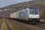 185 676 EVB mit Containerzug am 02.01.2012 bei Thngersheim. 