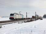 Die 185 636 mit einem Containerzug am 12.12.2012 unterwegs bei Langenisarhofen.