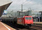 185 585-7 von der HGK (Hfen- und Gterverkehr Kln) durchquert Kassel-Wilhelmshhe mit schwerem Tankzug (4.7.2013).