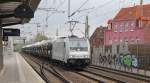 185 677-2 mit Autotransportwagen in Richtung Seelze. Aufgenommen in Hannover-Linden/Fischerhof am 27.04.2013.