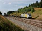 Die 185 681 mit einem leeren Autozug am 20.07.2013 unterwegs bei Unterweilbach.