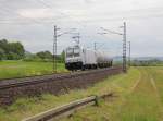 185 697-0 der Novelis mit Kesselwagenzug in Fahrtrichtung Norden. Aufgenommen am 23.05.2013 bei Harrbach.