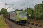 Am 25.06.2013 bespannte Captrain 185 549-3 einen Dortmunder Papierzug in Richtung Basel, als sie die Sdkurve von Schallstadt durchfhrt.