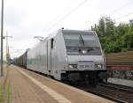 185 696-2 der Novelis mit dem gleichnamigen Zug aus Richtung Seelze kommend.