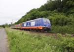 Einen herrlich farbenfrohen Anblick bot am 14.06.2013 auch die Raildox 185 409-0, die mit einem Holzzug in Richtung Sden unterwegs war. Aufgenommen zwischen Friedland(HAN) und Eichenberg.