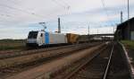 185 687-1 von Railpool durchfhrt am 8.11.2013 mit einem Containerzug den Bahnhof Kirchstetten, von Wien kommend Richtung St.Plten.