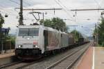 Teufelzebra 185 666-5 (Lokomotion) und eine weitere 185 mit einem Güterzug in die Richtung Innsbruck auf Bahnhof Rattenberg-Kramsach am 29-7-2013.