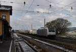 185 692-1 von Railpool durchfährt am 27.11.2013 mit einem Containerzug den Bahnhof Kirchstetten, Richtung Wien.