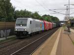 Der Novelis-Zug mit der dazu passenden 185 697-0 in Richtung Seelze. Aufgenommen am 10.07.2013 in Dedensen-Gümmer.