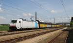 Die Railpool-Lok 185 636-8 ist am 23.4.2014 mit einem Autotransportzug von ARS Altmann durch Kirchstetten unterwegs.
