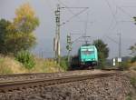 185 615-2 mit leerem Autotransportzug in Fahrtrichtung Süden vor beängstigendem Himmel.