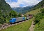 185 525 + Re 485 013 mit einem Containerzug am 19.06.2014 bei Lavorgo.