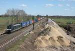 MRCE 185 551 mit DGS 59086 (boxXpress, Mnchen-Riem–Hamburg-Waltershof) am 02.04.2010 in Ashausen. Rechts sind erste Arbeiten fr den Streckenausbau Stelle–Lneburg sichtbar. Heute liegen hier drei von Lrmschutzwnden eingerahmte Gleise.