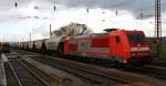 Die 185 406-6 der IGE ``Internationale Gesellschaft für Eisenbahnverkehr`` ist am 18.11.2014 auf der Westbahn nach Wien unterwegs.