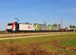 Eisenbahn und Landschaft- Die 185 665 von Kombi Verkehr vor zwei 485er der BLS Cargo AG im Spätherbst bei Übersee am Chiemsee am 01.11.14

