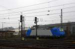 185 515-4 von Railtraxx steht abgestellt in Herzogenrath.
Aufgenommen von der Bicherouxstraß in Herzogenrath bei Regenwetter am Mittag vom 24.12.2014.
