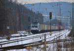 Nach einem Signalhalt in Eschwege West setzt 185 716-8 mit ihrem Containerzug ihre Fahrt gen Süden fort. Aufgenommen am BÜ Eltmannshausen/Niederhone am 28.01.2014.
