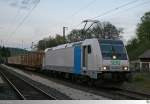 Railpool Lok 185 681-4, im Einsatz der STEG, mußte auf den Weg nach Coburg am 8. Mai 2015 im Bahnhof Rödental den Regionalexpress 4814 von Nürnberg nach Sonneberg abwarten, ehe sie mit ihrem Holzzug kurz nach halb neun weiter fahren konnte. 