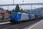 BR 185: Regenaufnahmen eines mit zwei blauen Lokomotiven der BR 185 bespannten Güterzuges bei der Durchfahrt Burgdorf am 29. Juli 2015. An der Spitze des Zuges ist die 185 527-9 eingereiht.
Foto: Walter Ruetsch