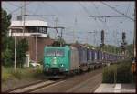 Noch im  Rail 4 Chem  Outfit kam am 15.09.2015 um 11.02 Uhr 185533 mit einem Trailer Zug in Richtung Süden durch den Bahnhof Verden.